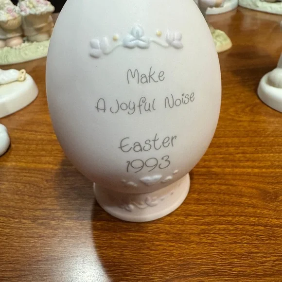 Precious Moments Pale Pink Porcelain Egg Figurine with Embossed Floral Accents - Picture 1 of 2